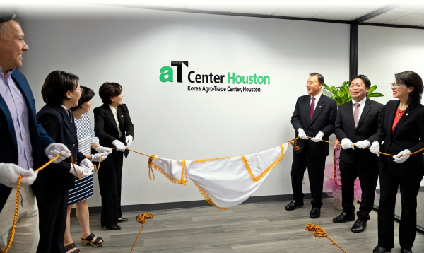 aT 휴스턴지사 개소식 현장 제막식 * 홍문표 aT 사장과 이경은 주휴스턴 총영사 등 주요 내빈들이 현판 제막 후 기념 촬영을 하는 모습