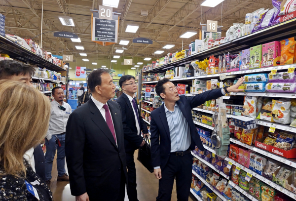 현지 유통매장 점검 현장 * 홍문표 aT 사장이 휴스턴 현지 유통매장을 방문하여 한국 농식품 입점 현황을 확인하고 관계자와 면담하는 모습