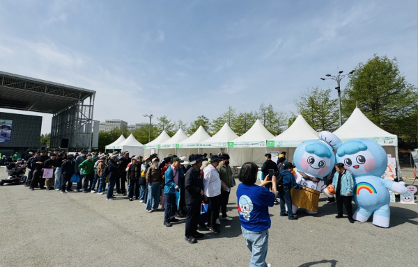 제46회 장애인의 날 행사에 무지개복지공장의 캐릭터 ‘꾸무’ 활동 모습