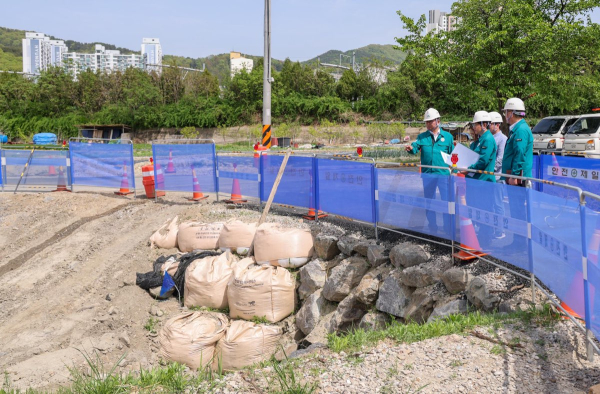 최충규 대덕구청장(사진 왼쪽)과 대덕구 관계자들이 23일 여름철을 앞두고 인명피해 우려지역 안전점검을 위해 소하천 공사 진행 상황 점검