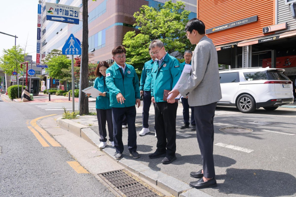 최충규 대덕구청장(사진 왼쪽 두 번째)과 대덕구 관계자들이 23일 여름철을 앞두고 빗물받이 준설 상태를 점검하고 있다