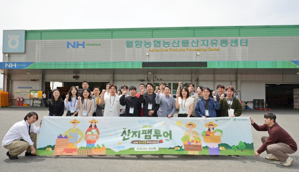 물건을 직접 확인하고 구매하는 참가자들