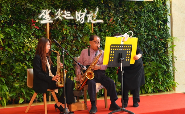 김희수 건양교육재단 설립자 색소폰 연주 봉사 모습