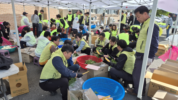 계절 맛김치 담그기 봉사활동 진행 모습