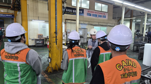 자동차부품 제조공장을 대상으로 민관합동점검 모습
