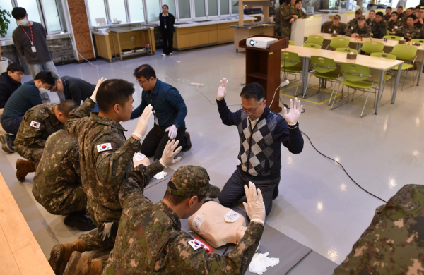 제지본부 직원과 제8361부대 3대대 장병들이 심폐소생술 교육을 실습하고 있다