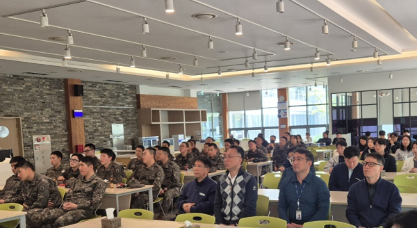 제지본부 직원과 제8361부대 3대대 장병들이 교육을 받고 있다.