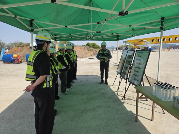 호남본부 직원들이 지난 23일 호남고속철도 2단계 2공구 현장에서 사업 및 PSM공법에 대한 설명을 듣고 있다.