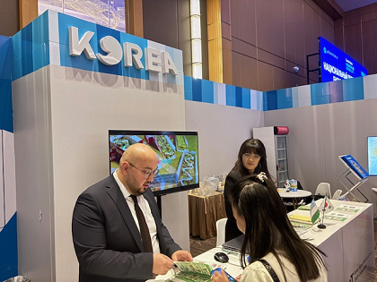 우즈베키스탄 행사장 한국관 상담장면