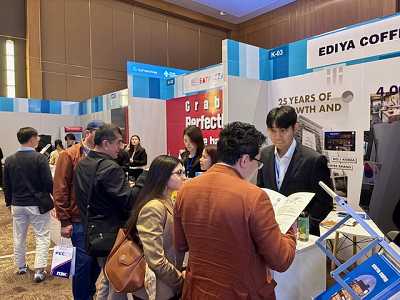 우즈베키스탄 행사장 한국관 방문 바이어들