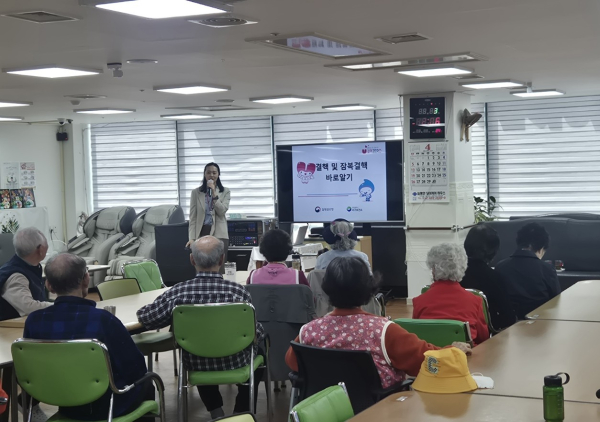 서구 관내 주간보호센터에서 진행된 결핵 예방 교육 장면
