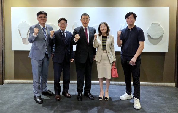 수페리얼 그로서스 마켓 업무협의 기념사진    * aT 홍문표 사장(우측 3번째), 미미 송 수페리얼 그로서스 마켓 회장(우측 2번째)