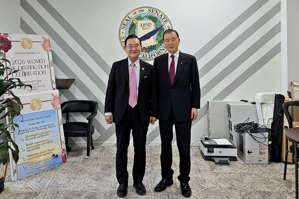 미주지역 K-푸드 수출 확대 업무협의 기념사진   * aT 홍문표 사장(오른쪽), 최석호 캘리포니아주 상원의원(왼쪽)