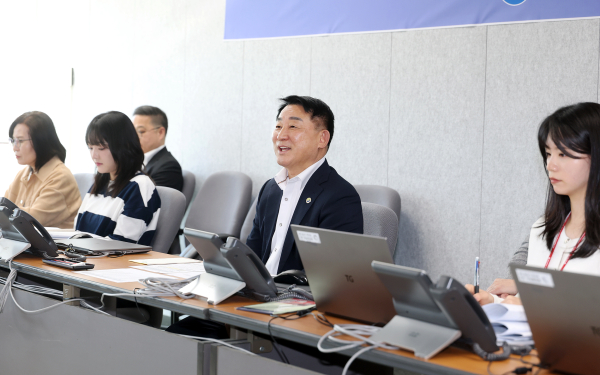 서철모 서구청장이 24일 구청 TF팀 회의실에서 고유가 피해지원금 담당자들을 격려하고 있다