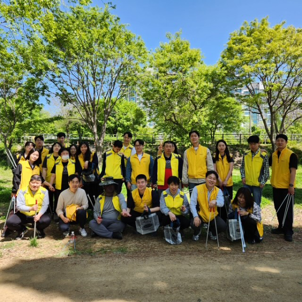 ‘행복한 플로깅 데이’ 참석자들이 플로깅 활동 후 기념사진