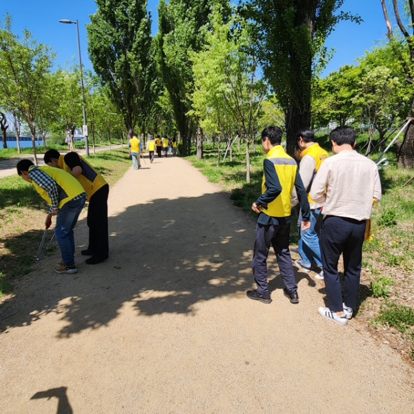 ‘행복한 플로깅 데이’ 참석자들이 함께 철로변 등 플로깅 활동을 펼치고 있다.
