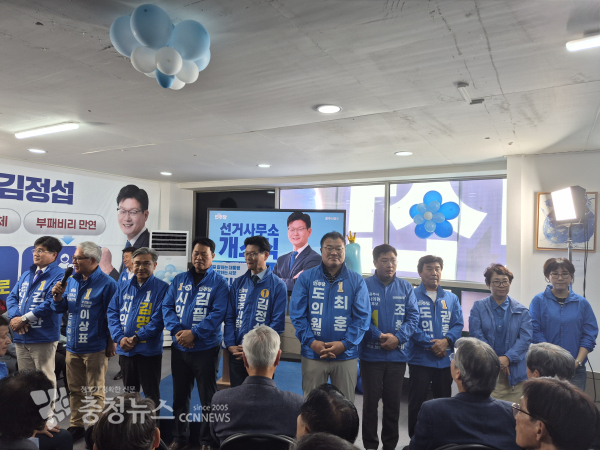 개소식에 앞서 인사말에 나선 광역, 기초의원 후보들. 왼쪽부터 김권한, 이상표, 김명환, 김필중, 김정섭, 최훈, 조휘제, 권흥길, 이지은