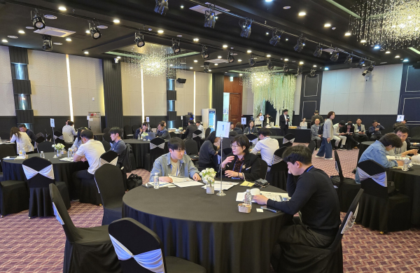 일대일 현장 구매 상담이 진행되는 모습