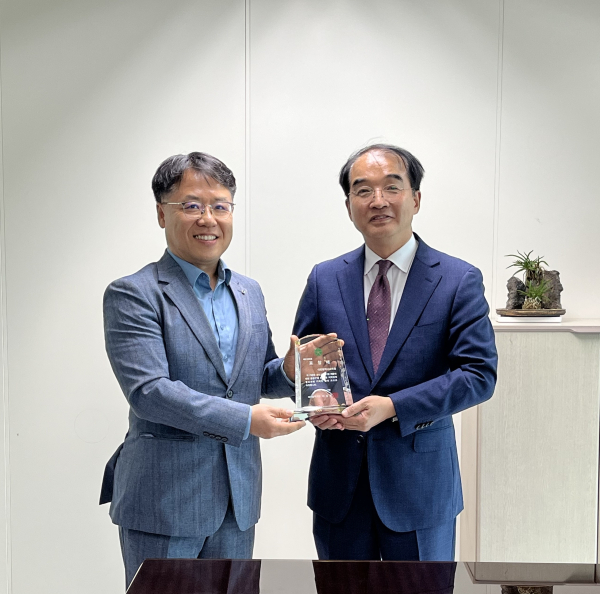 지역 중소기업제품 공공구매 유공 기관 선정진(왼쪽부터 박성관 대전시 기업투자유치과장, 윤석오 대전시교육청 재정과장)