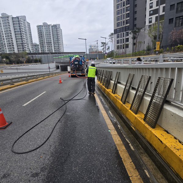 지하차도 배수시설 점검 작업 모습