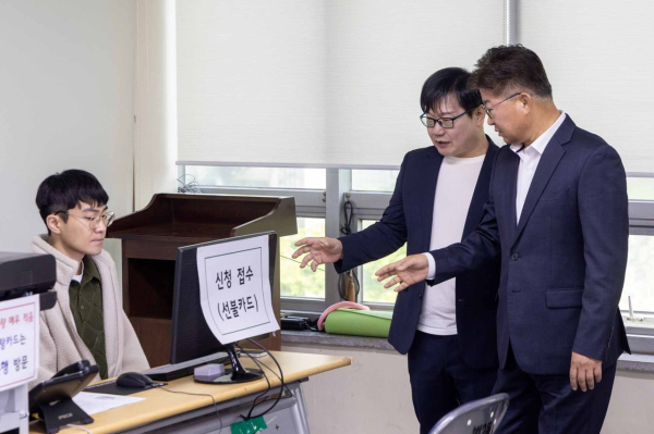 최충규 대덕구청장(사진 오른쪽)이 27일 동 행정복지센터를 방문해 고유가 피해지원금 신청·접수 창구 운영 상황을 점검하고 있다