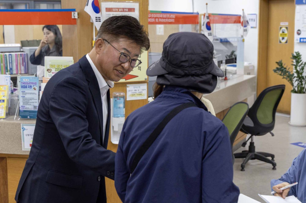 최충규 대덕구청장(사진 오른쪽)이 27일 동 행정복지센터 고유가 피해지원금 신청·접수 현장을 방문해 주민들의 의견을 직접 청취하고 있다.