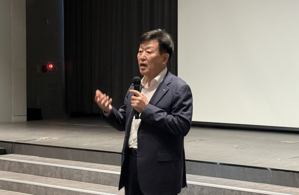 지난 24일까지 이틀 동안 경기 광명 엘세븐광명바이롯데호텔에서 ‘청렴‧윤리 담당 합동 전사 감사인대회’를 개최했다. / 송재섭 서부발전 상임감사위원이 인사말을 전하는 모습