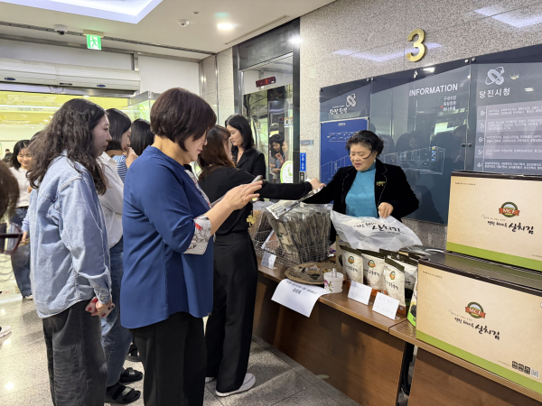 구내식당에서 열린 실치김(명천맛김) 홍보 판촉행사
