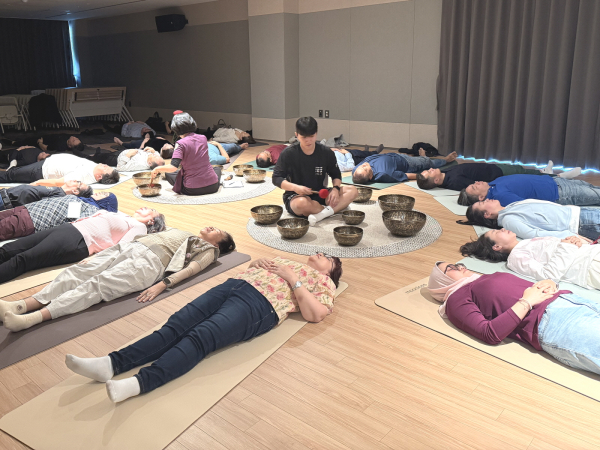 태안군 해양치유센터를 방문한 모 공공기관 직원들이 싱잉볼 명상 수업에 참여하는 모습.