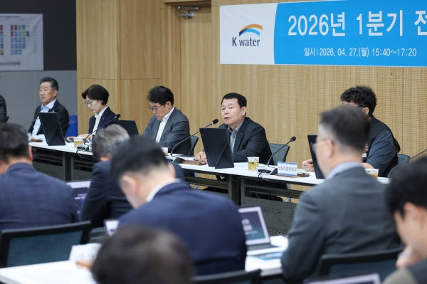 지난 27일 대전 한국수자원공사 본사에서 전사경영회의가 열린 가운데, 윤석대 한국수자원공사 사장(사진 가운데)이 부서장들과 주요 현안을 논의하고 있다.