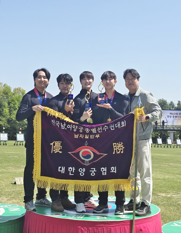 공주시청 양궁팀_왼쪽부터 김태민 선수, 이우주 선수, 박성철 선수, 고태경 선수, 박경모 감독