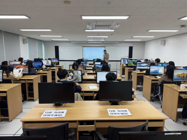 지방공무원 및 사립학교 교직원 대상, ‘기획력 향상’ 교육 모습