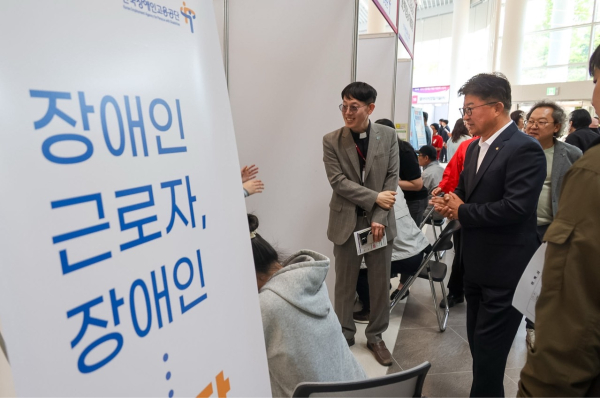 최충규 대덕구청장(사진 오른쪽)이 제17회 장애인채용박람회에서 채용 부스를 방문해 참여 기업과 구직자들을 격려