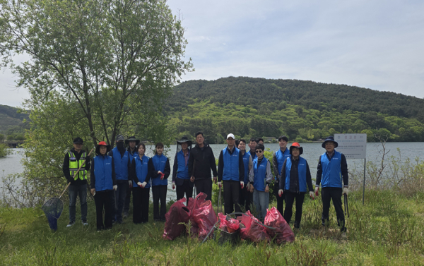 덕용저수지 환경 정화 행사 단체사진