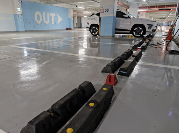 지하주차장 내 Safemate EV-1 설치 현장. 주차 스토퍼 인근에 설치돼 전기차 화재 조기감지 체계 운영에 활용되고 있다. (제공=엘디티)