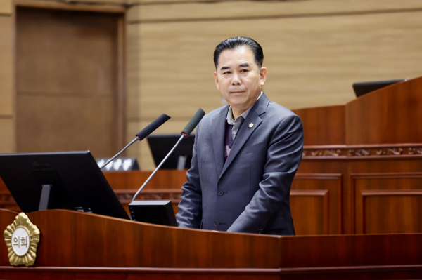 시정질문을 하는 김영한 의원