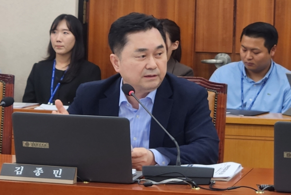 질의하는 김종민 의원