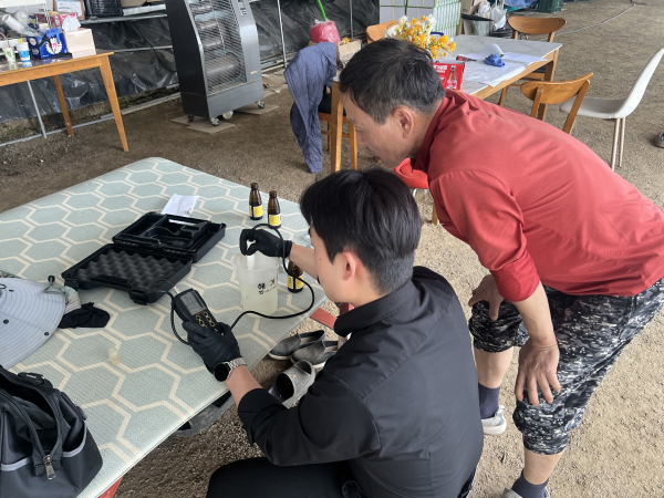 군 농업기술센터 직원이 수경재배 농가의 센서를 교정하고 있다.