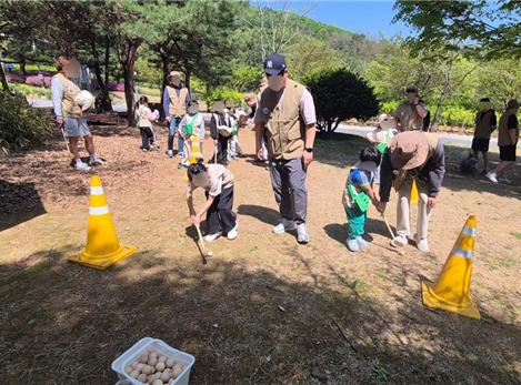 ‘숲속 운동회’ 프로그램을 즐기는 모습이다.
