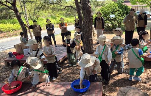 지난 26일 아이들이 아빠와 함께 ‘숲속 운동회’ 프로그램을 즐기고 있다.
