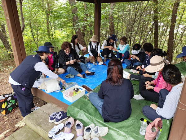 지난해 10월 도안동 무장애나눔길에서 진행된 숲 치유 프로그램 장면