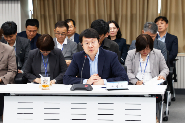 지난 28일 박문용 부구청장이 간부회의에서 권한대행 체제 전환에 따른 강조사항을 전달하고 있다.