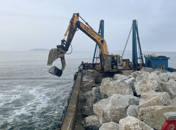 꽃게산란장 자연석 투하 모습