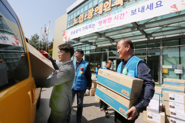 30일 당진종합복지타운에서 가정의 달을 맞이해 당진지역 복지시설에 선물 상자를 전달했다