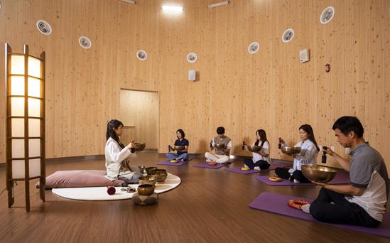 국립산림치유원(경북 영주시 봉현면 일대)에서 제공하는 싱잉볼명상 프로그램이다.