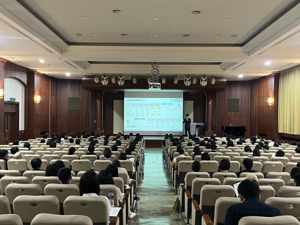 전국진학지도협의회 윤종호 강사가 의치한약수 대입 전략 관련 내용을 설명하고 있다.