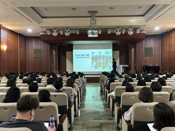 EBS-i 입시대표 김진석 강사가 2028 대입 개편 내용을 설명하고 있다