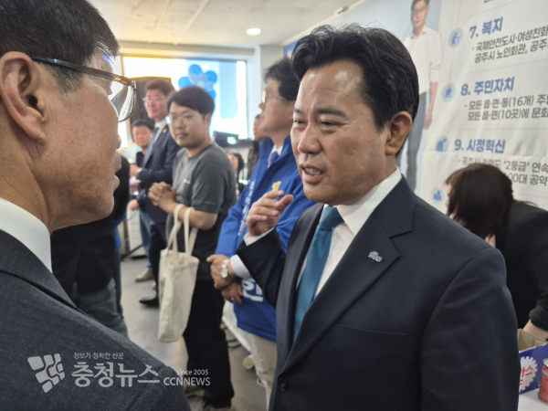 지난주 김정섭 공주시장 예비후보 개소식에 참석한 박정현 전 부여군수