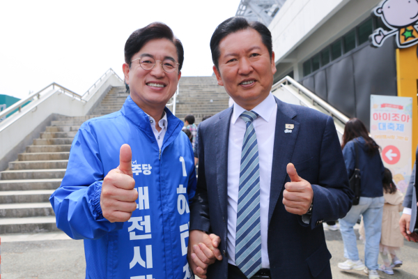 정청래 더불어민주당 대표가 2일 대전을 찾아 허태정 대전시장 후보를 '최적의 필승 카드'라고 치켜세우며 전폭 지원에 나섰다. (허태정 후보 선거사무소 제공)