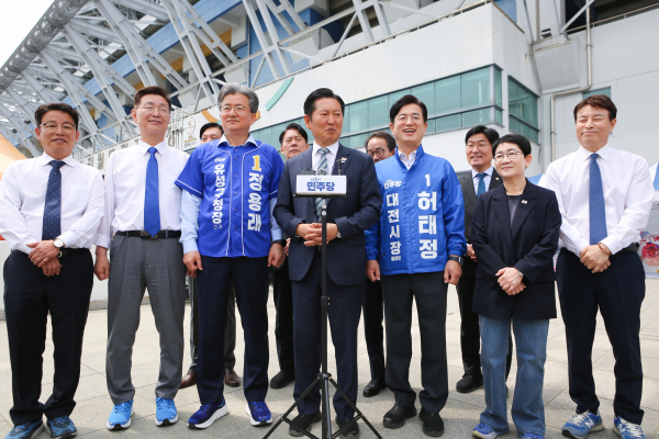정청래 더불어민주당 대표가 2일 대전을 찾아 허태정 대전시장 후보와  (허태정 후보 선거사무소 제공)